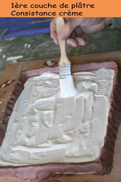 PASSER UNE 1ÈRE COUCHE DE PLÂTRE AU PINCEAU DÉLICATEMENT   POUR RÉALISER UN BON MOULAGE SANS BULLES D'AIR.
